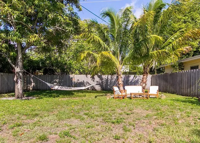 Central Nautical Themed 4 Bed 2 Bath Home