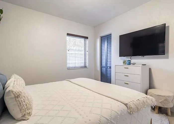 Central Nautical Themed 4 Bed 2 Bath Home