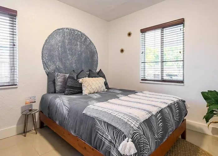 Central Nautical Themed 4 Bed 2 Bath Home