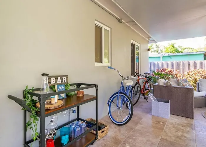 Central Nautical Themed 4 Bed 2 Bath Home